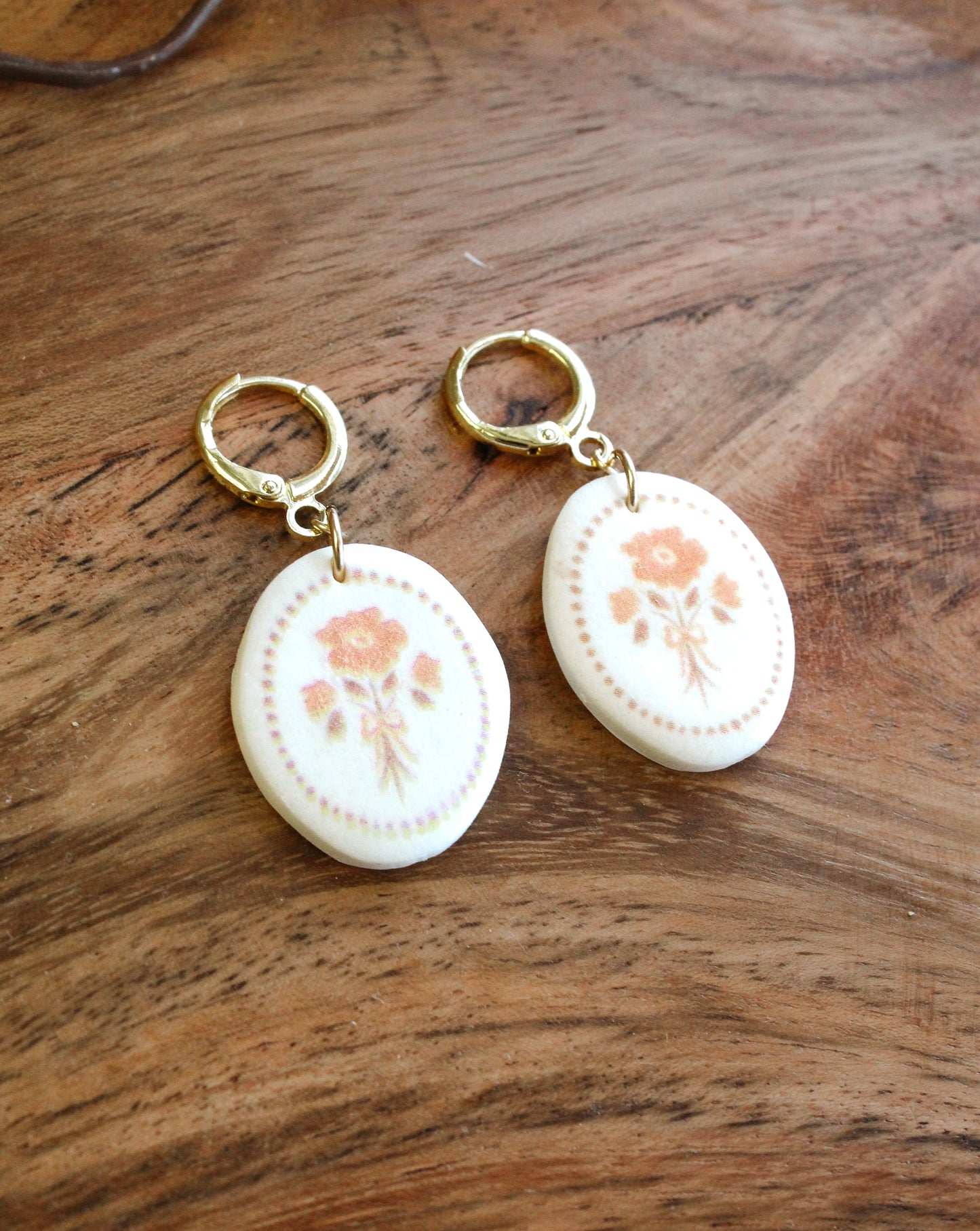 “Elora” Oval Huggies